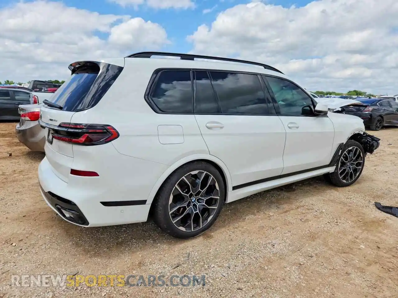 3 Photograph of a damaged car 5UX23EM03T9218133 BMW X7 2026