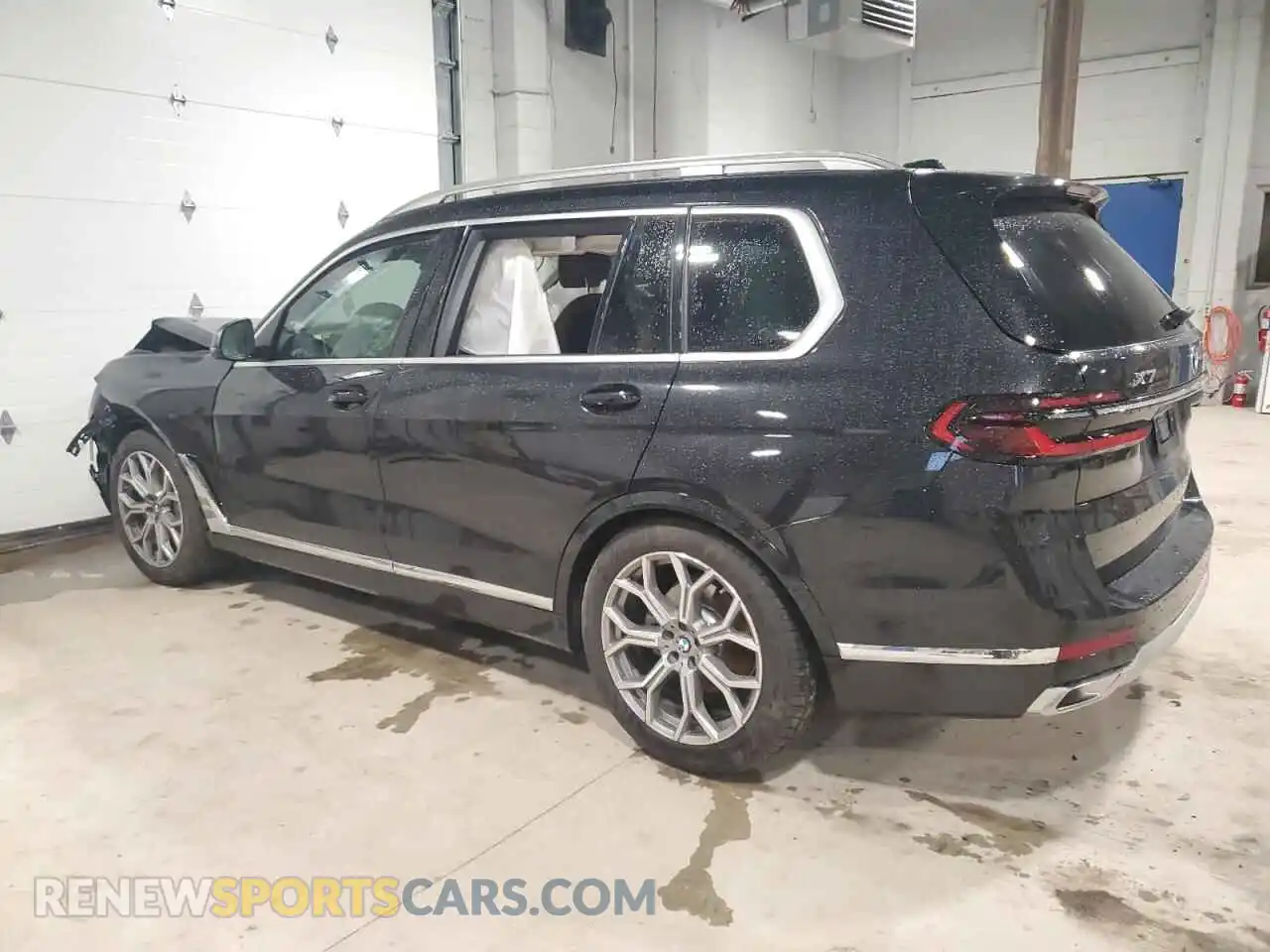 2 Photograph of a damaged car 5UX23EM05T9024400 BMW X7 2026