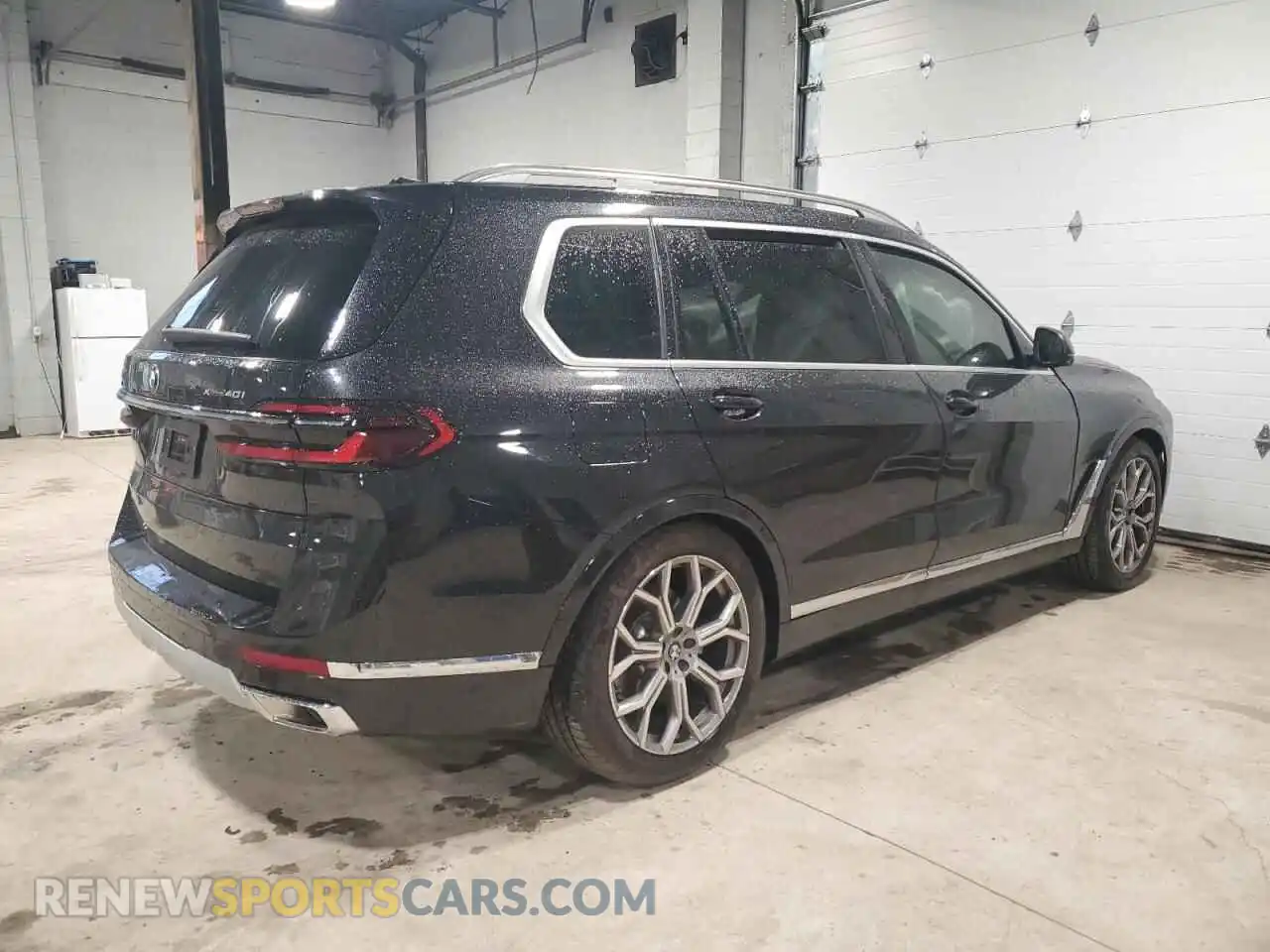 3 Photograph of a damaged car 5UX23EM05T9024400 BMW X7 2026