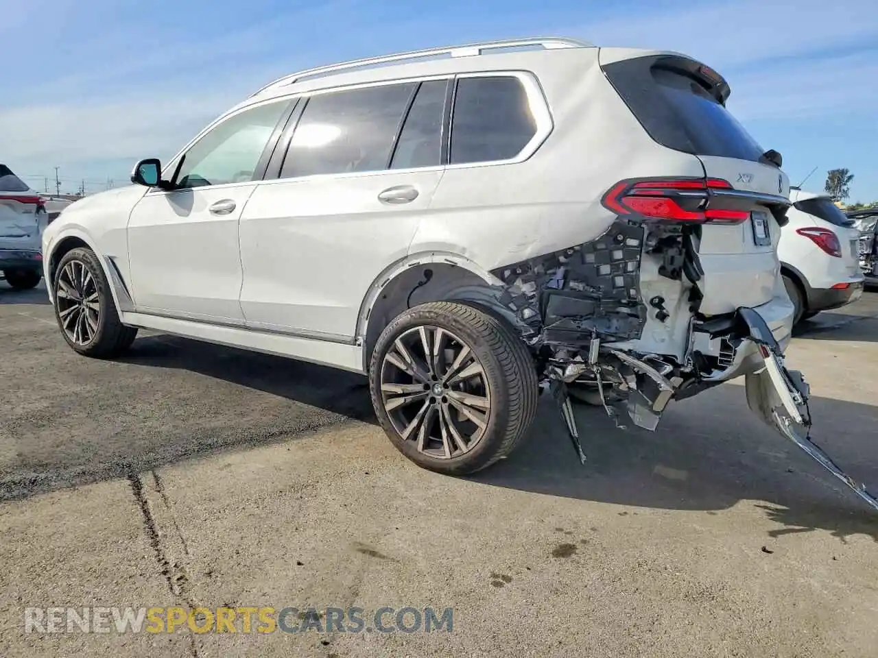 2 Photograph of a damaged car 5UX23EM07T9160561 BMW X7 2026