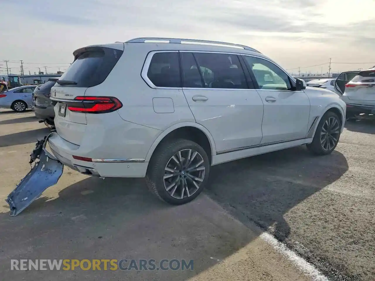 3 Photograph of a damaged car 5UX23EM07T9160561 BMW X7 2026