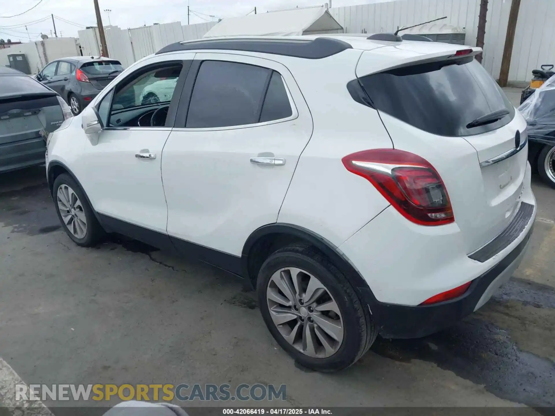 3 Фотография поврежденного автомобиля KL4CJASB5KB704579 BUICK ENCORE 2019
