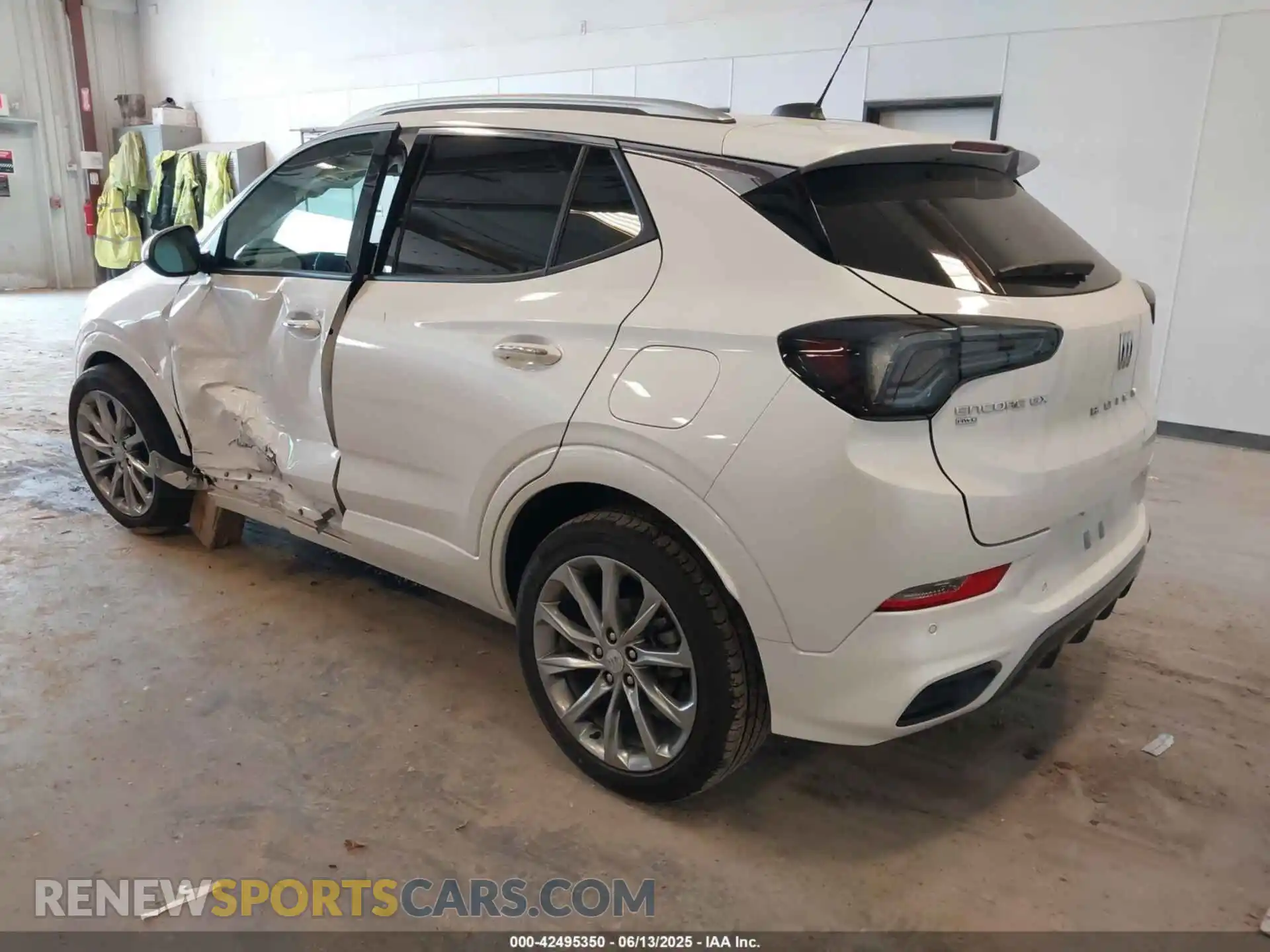 3 Фотография поврежденного автомобиля KL4AMGSL2SB028697 BUICK ENCORE GX 2025