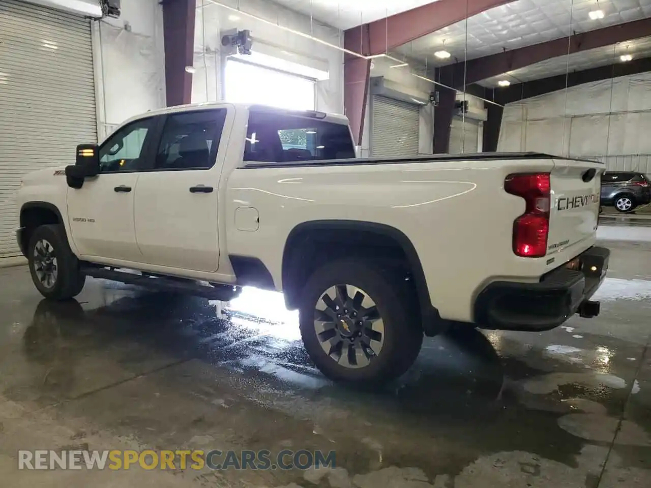 2 Фотография поврежденного автомобиля 2GC4YME7XR1142381 CHEVROLET ALL Models 2024