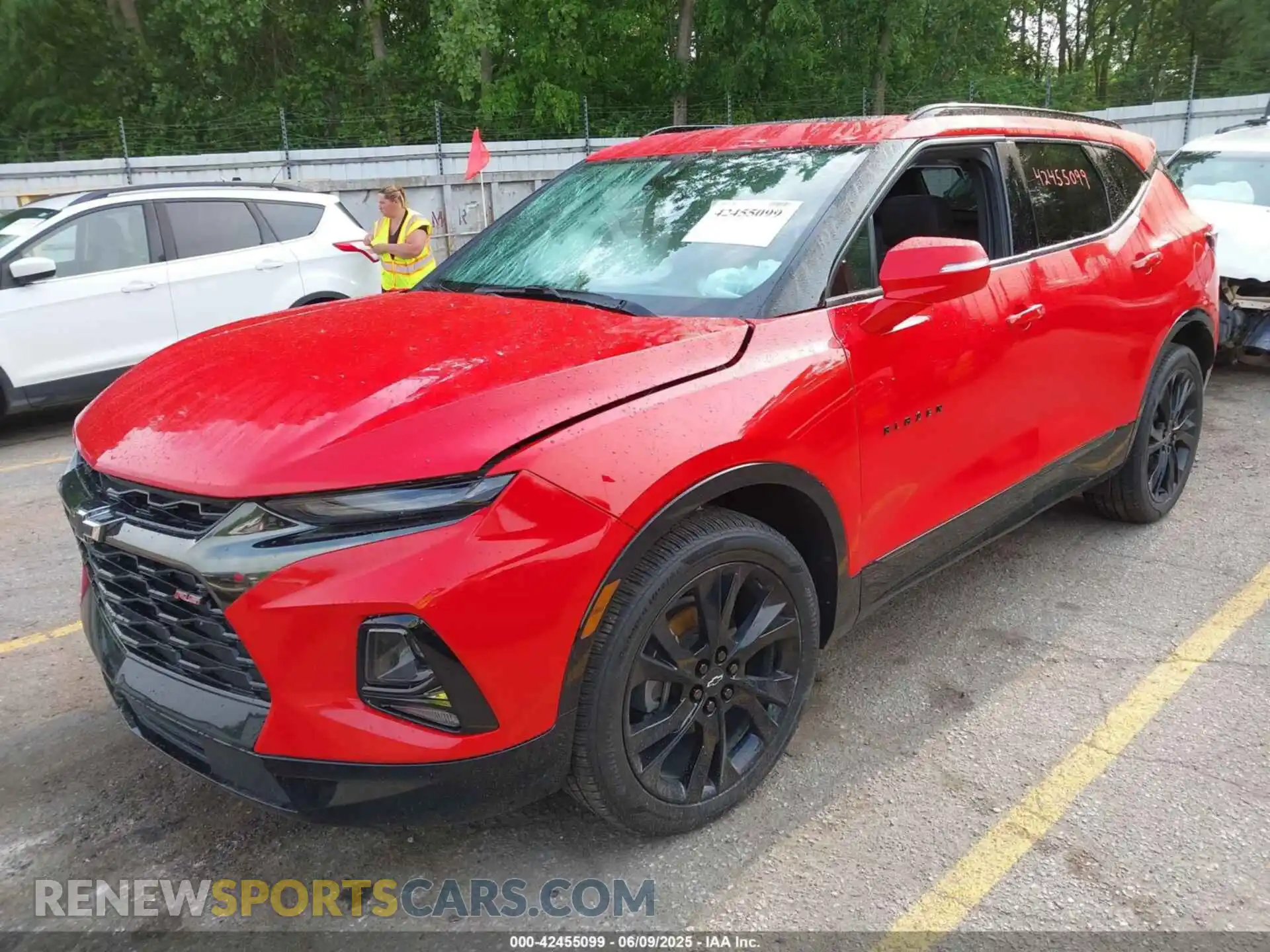 2 Photograph of a damaged car 3GNKBKRS2LS610070 CHEVROLET BLAZER 2020