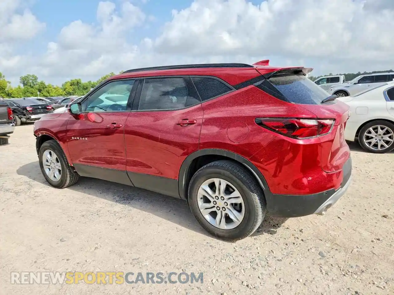 2 Фотография поврежденного автомобиля 3GNKBCR44MS577808 CHEVROLET BLAZER 2021
