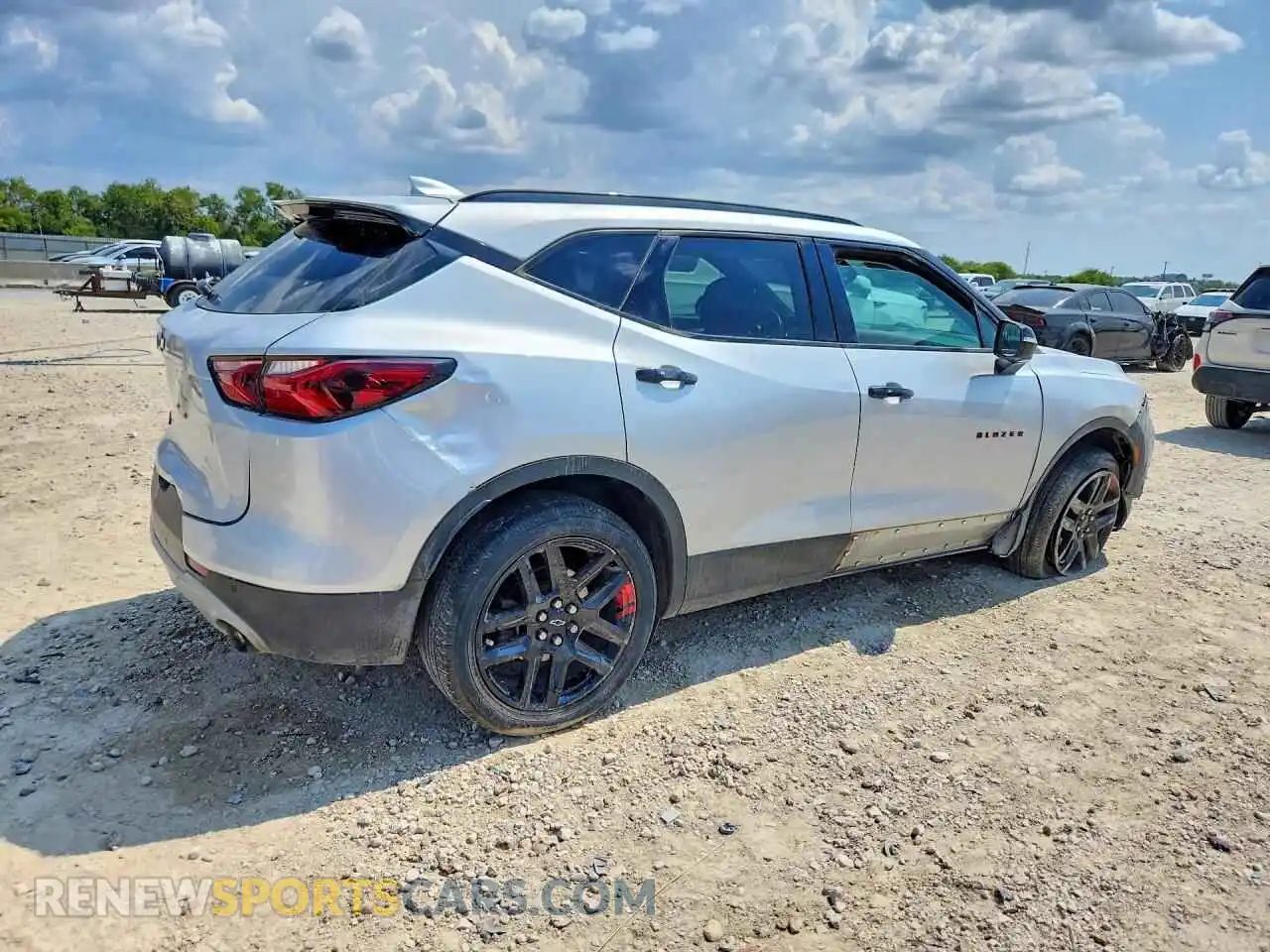 3 Фотография поврежденного автомобиля 3GNKBDR46MS545254 CHEVROLET BLAZER 2021