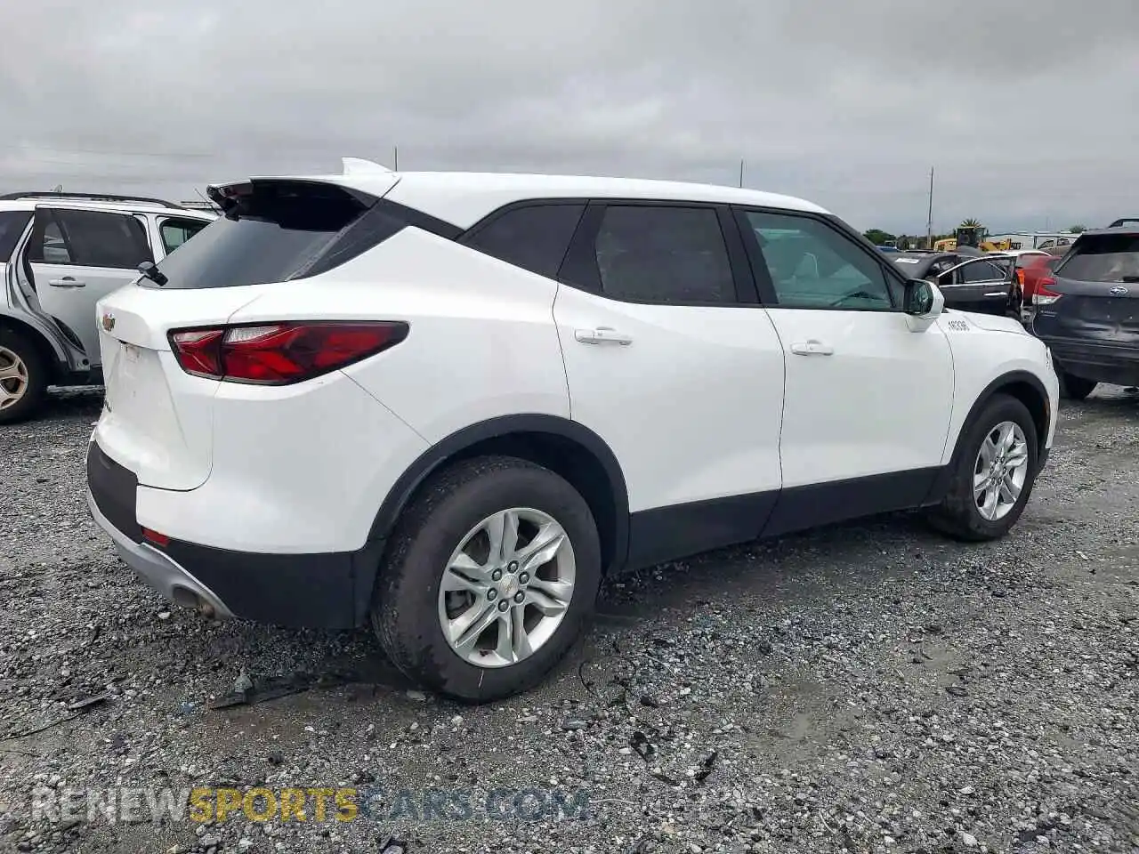 3 Photograph of a damaged car 3GNKBHRS0MS556613 CHEVROLET BLAZER 2021