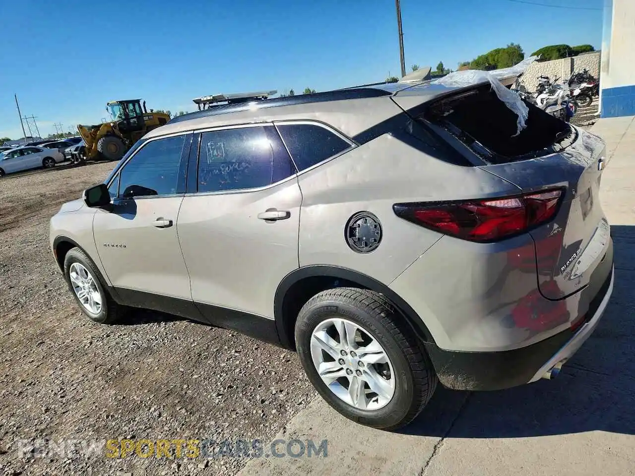 2 Фотография поврежденного автомобиля 3GNKBHRS0MS586503 CHEVROLET BLAZER 2021