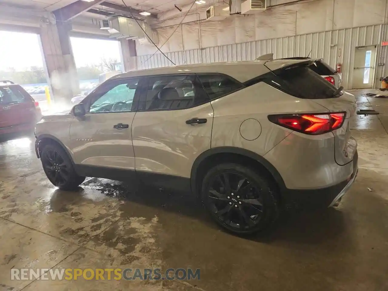 2 Фотография поврежденного автомобиля 3GNKBHRS8MS575684 CHEVROLET BLAZER 2021