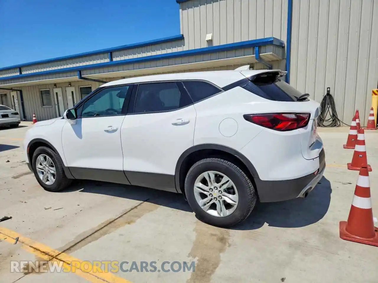 2 Photograph of a damaged car 3GNKBHRSXMS548423 CHEVROLET BLAZER 2021