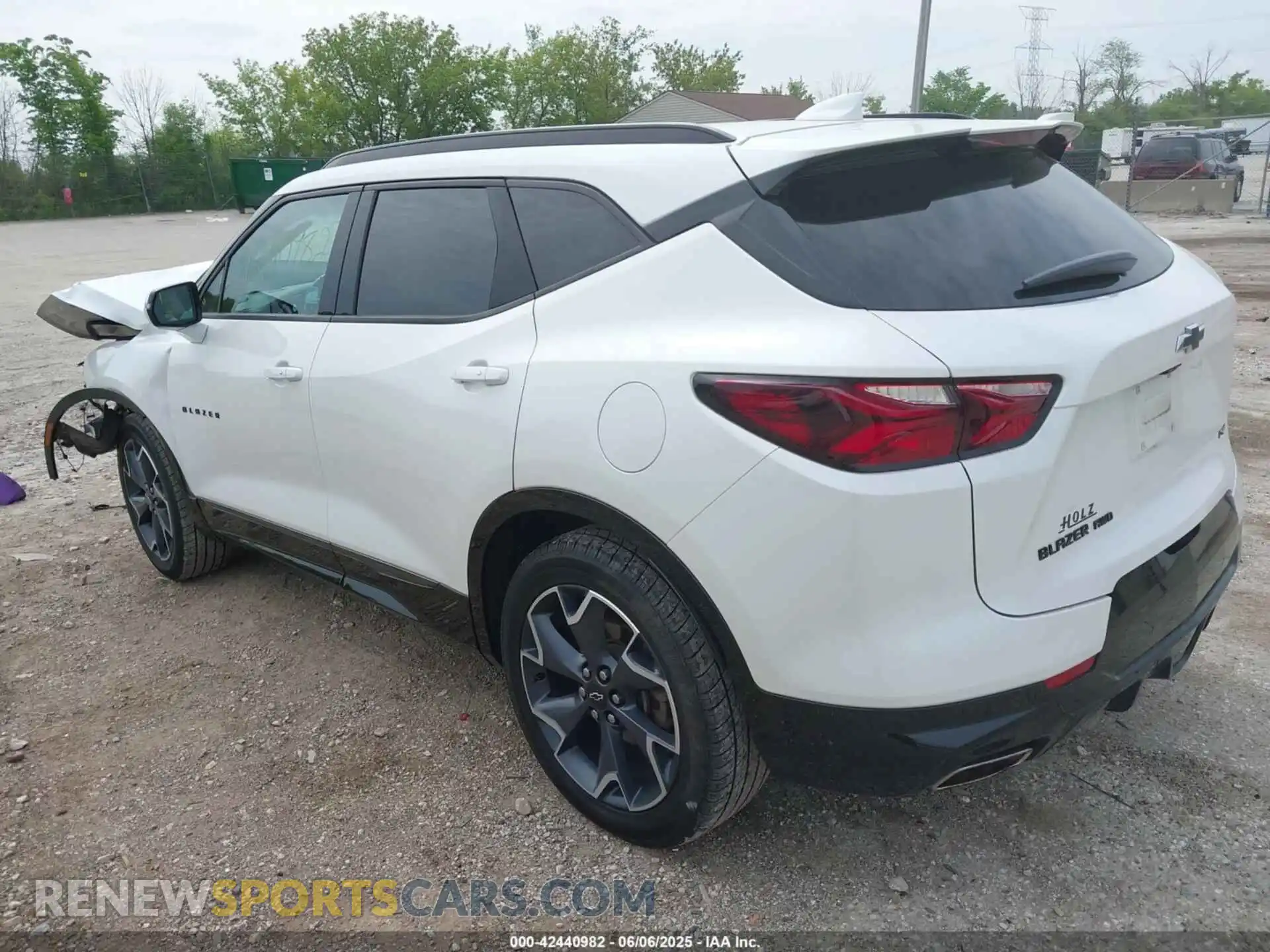 3 Photograph of a damaged car 3GNKBKRS9MS529990 CHEVROLET BLAZER 2021