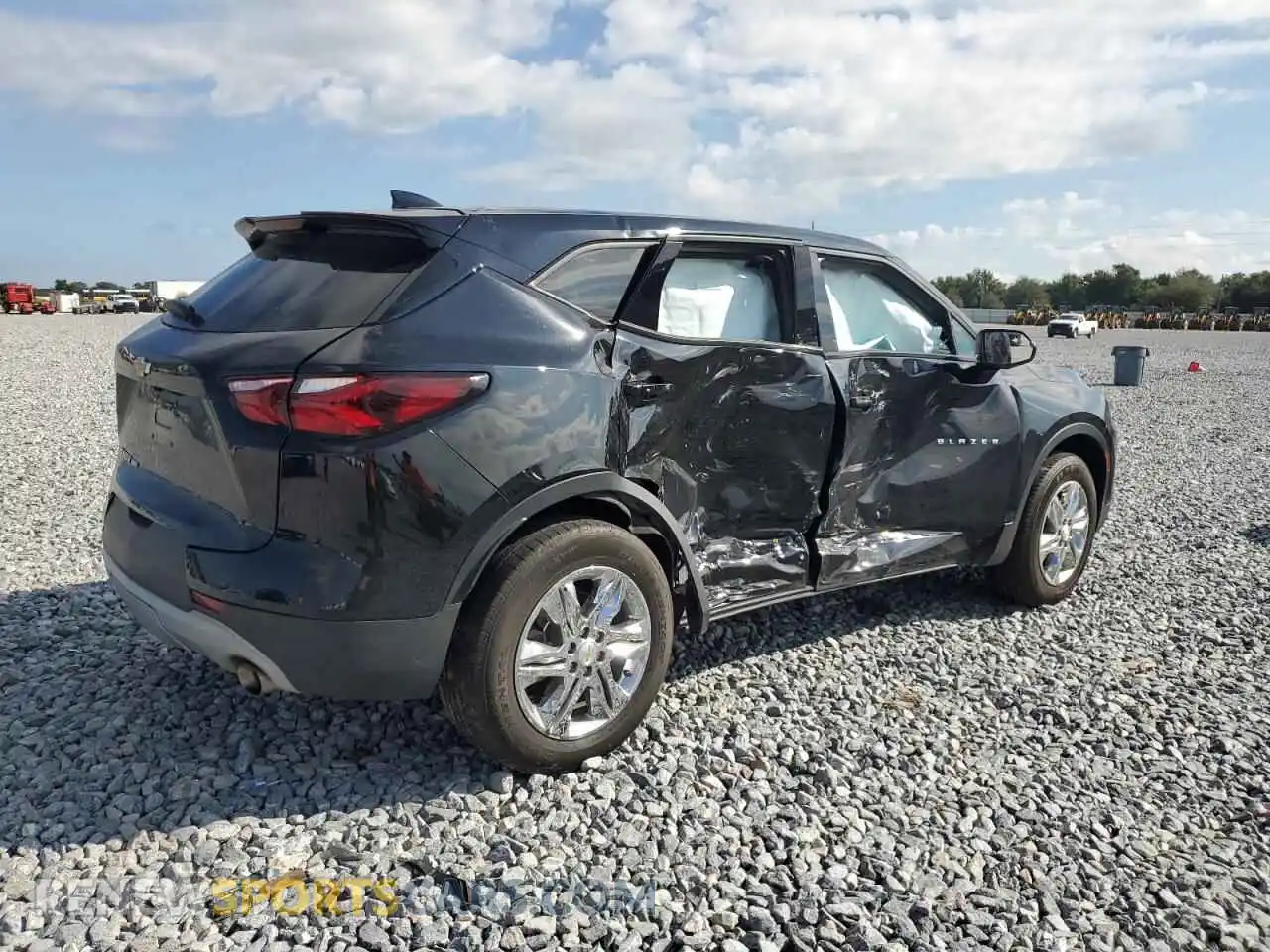 3 Фотография поврежденного автомобиля 3GNKBHR41NS167613 CHEVROLET BLAZER 2022