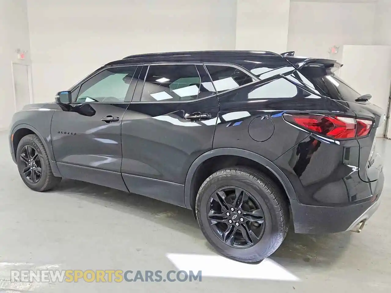 2 Photograph of a damaged car 3GNKBHR47NS232318 CHEVROLET BLAZER 2022