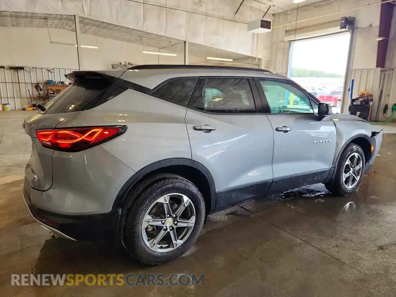 3 Фотография поврежденного автомобиля 3GNKBHR4XPS231599 CHEVROLET BLAZER 2023