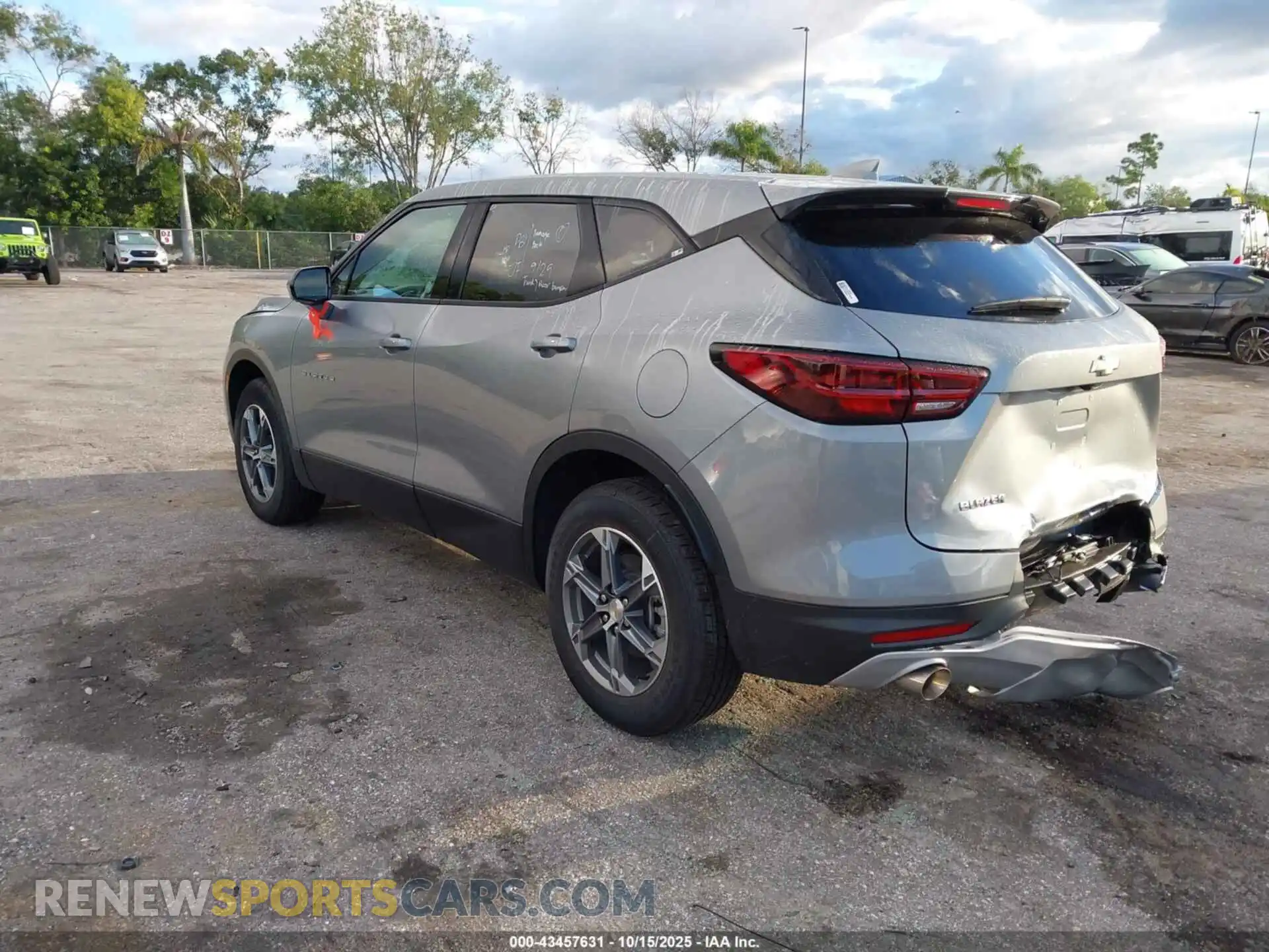 3 Фотография поврежденного автомобиля 3GNKBCR48SS248560 CHEVROLET BLAZER 2025