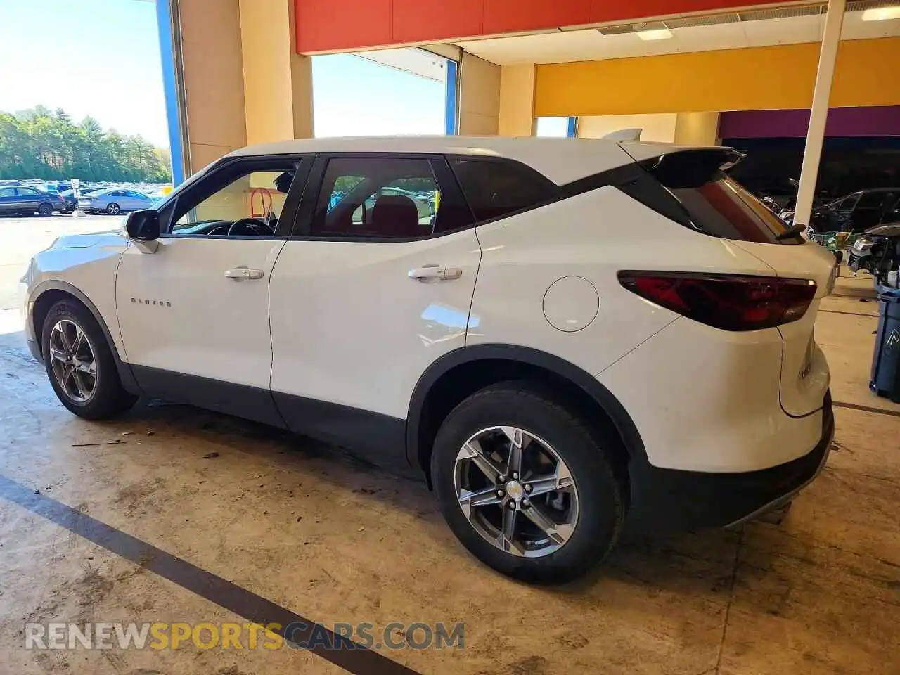 2 Фотография поврежденного автомобиля 3GNKBCR4XSS263979 CHEVROLET BLAZER 2025