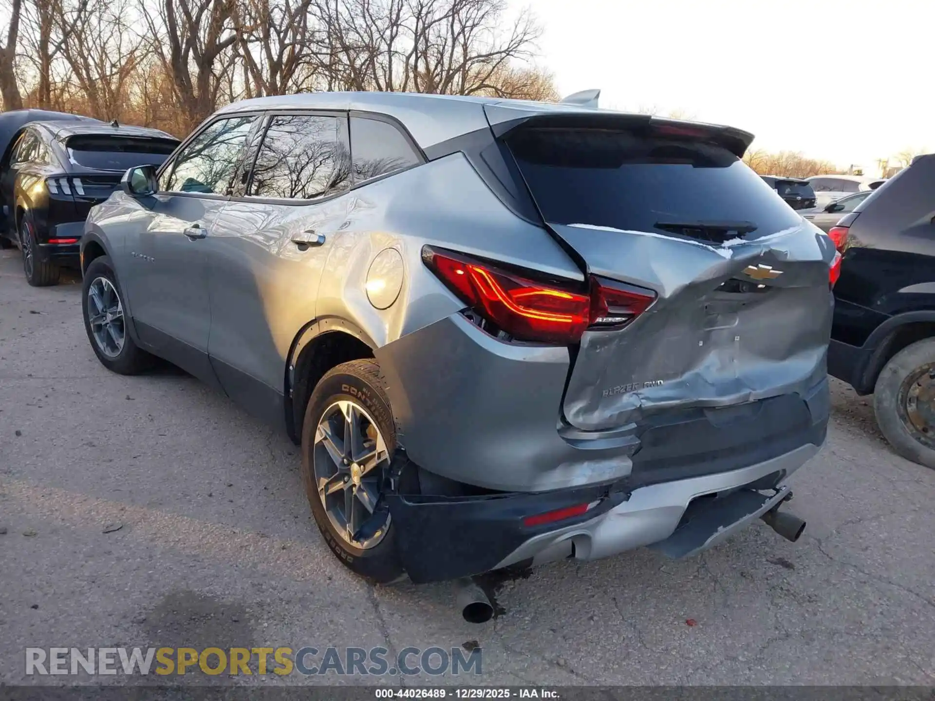 3 Photograph of a damaged car 3GNKBHR43SS232036 CHEVROLET BLAZER 2025