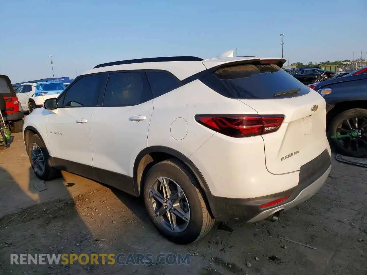 2 Фотография поврежденного автомобиля 3GNKBHR49SS121474 CHEVROLET BLAZER 2025