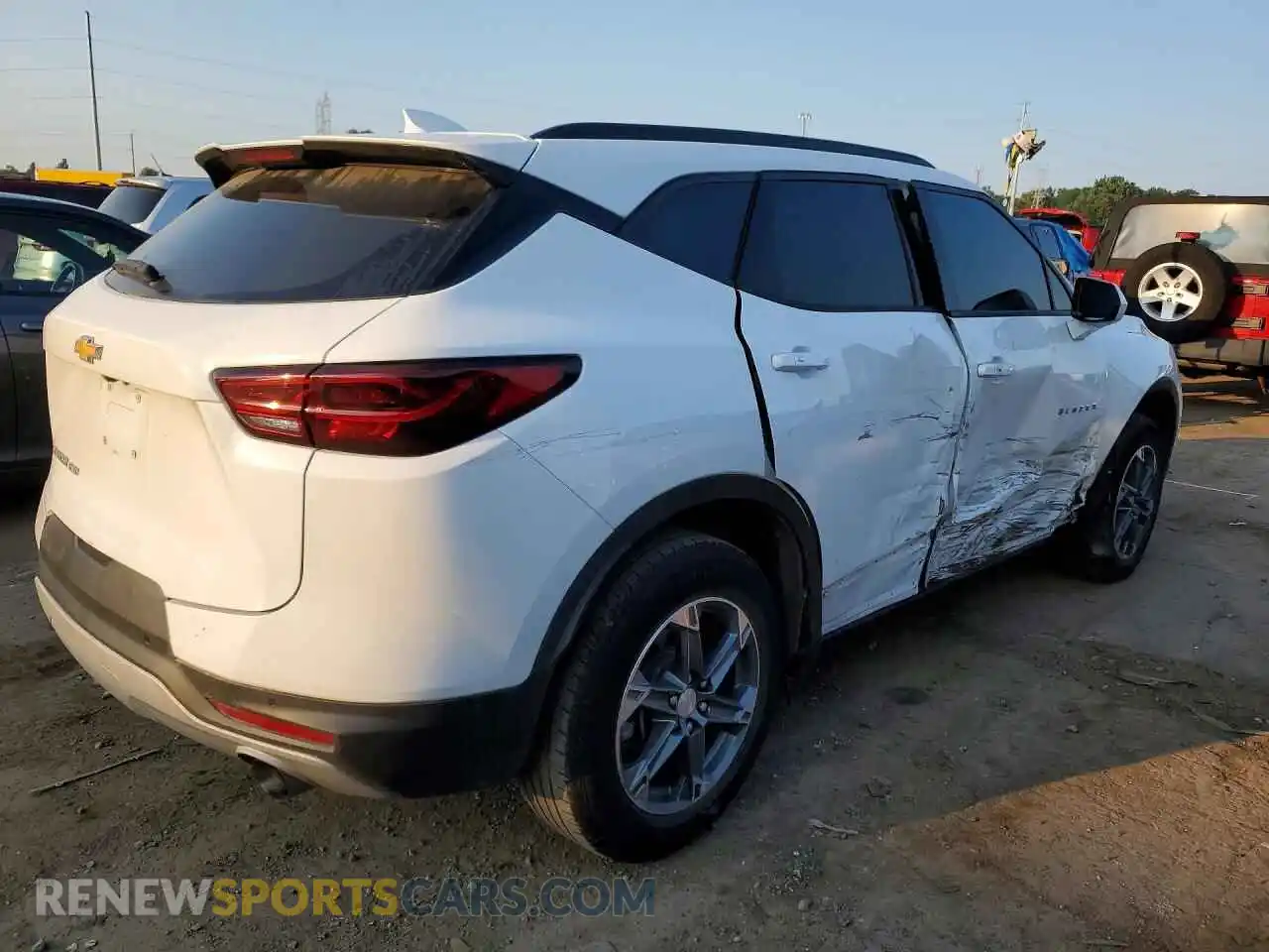 3 Фотография поврежденного автомобиля 3GNKBHR49SS121474 CHEVROLET BLAZER 2025