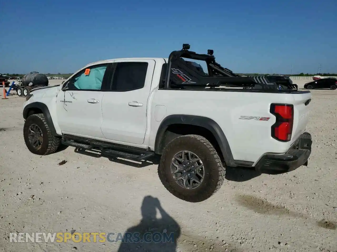 2 fotografías del automóvil dañado 1GCPTFEKXR1111908 CHEVROLET COLORADO 2024