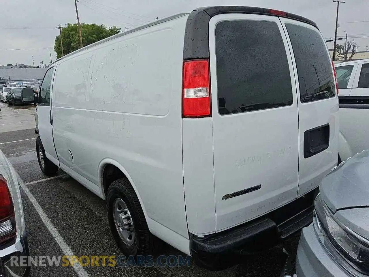 2 Фотография поврежденного автомобиля 1GCWGAFP5K1334425 CHEVROLET EXPRESS 2019