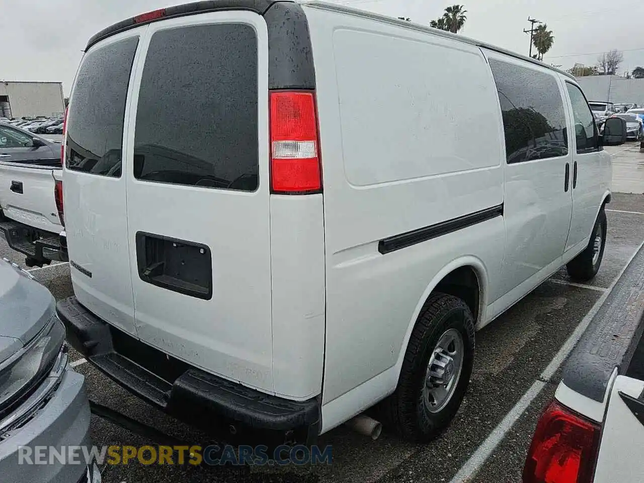 3 Фотография поврежденного автомобиля 1GCWGAFP5K1334425 CHEVROLET EXPRESS 2019