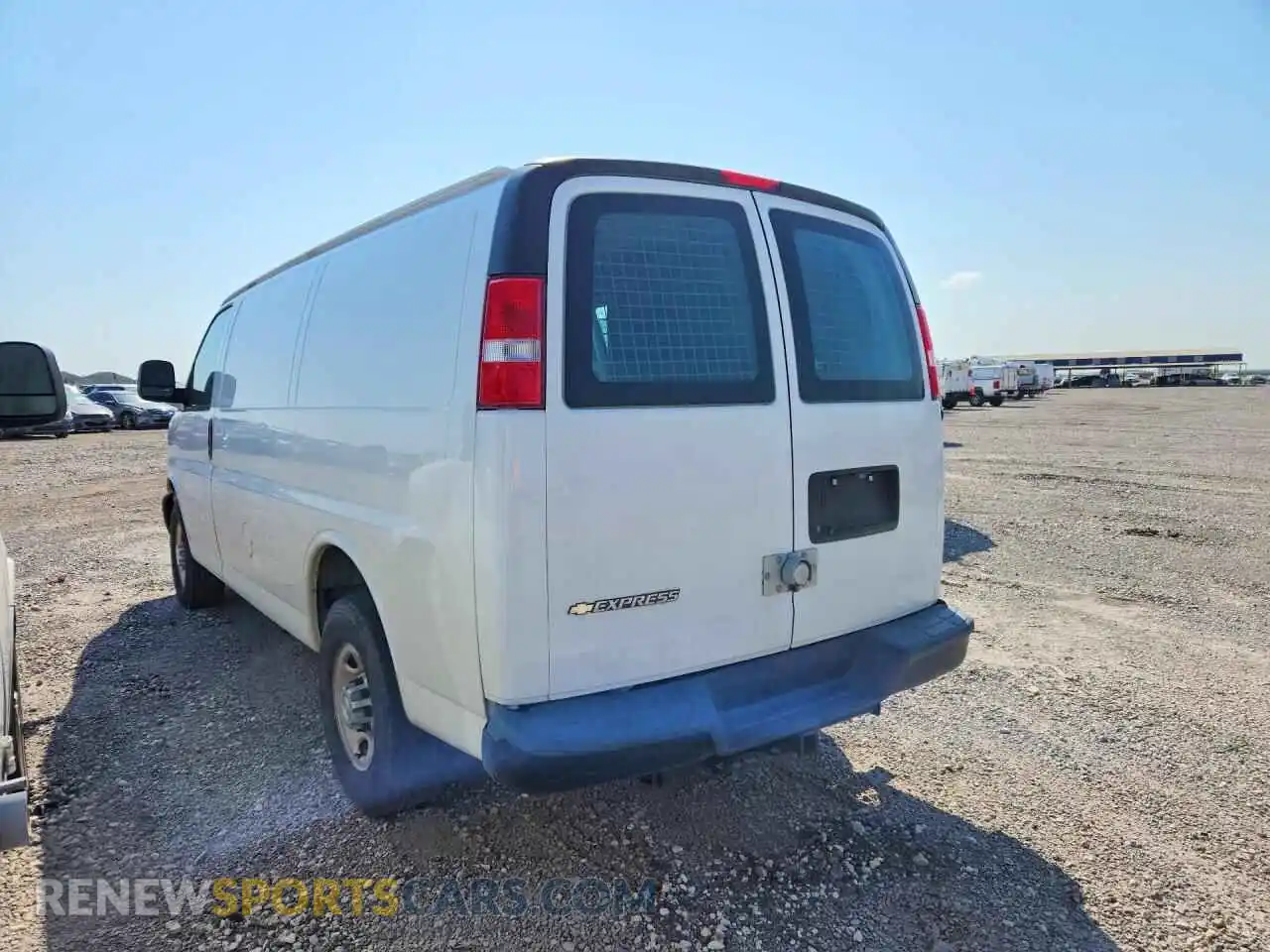 2 fotografías del automóvil dañado 1GCWGAFP3M1197276 CHEVROLET EXPRESS 2021