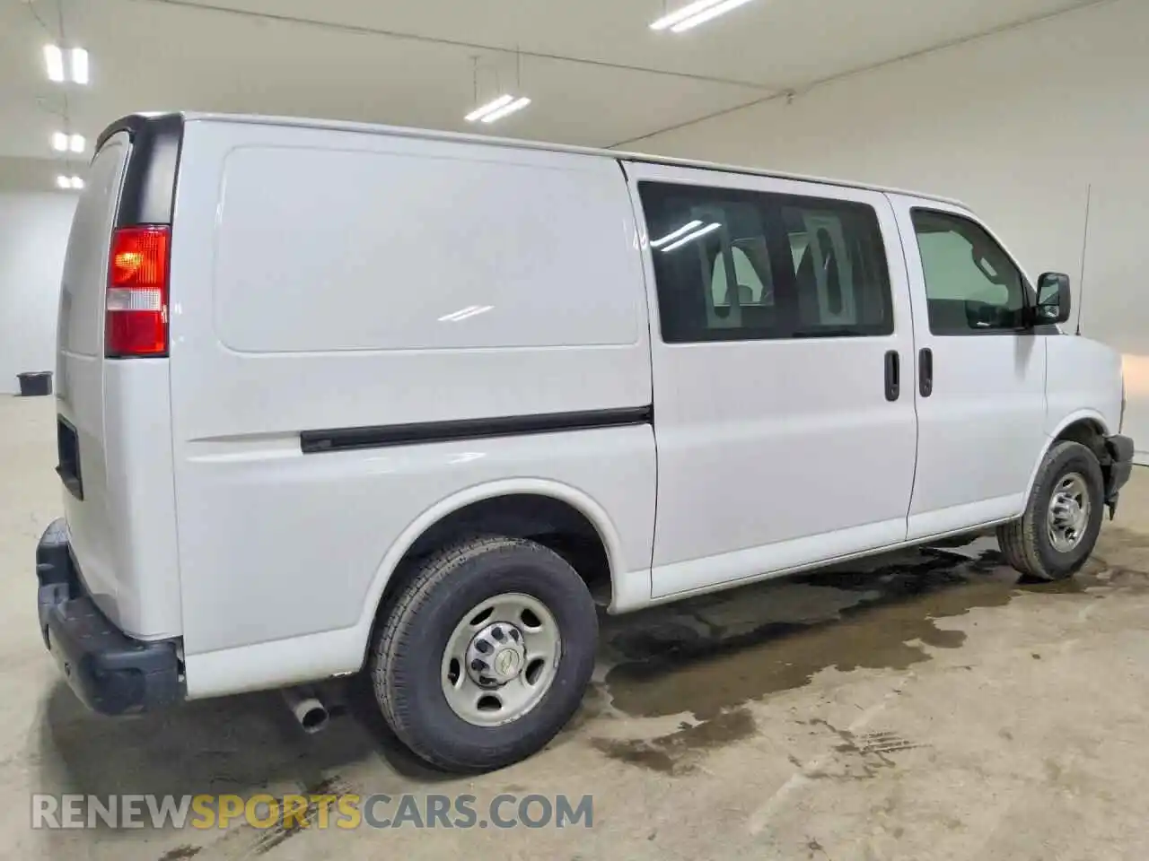 3 Фотография поврежденного автомобиля 1GCWGAFPXM1228054 CHEVROLET EXPRESS 2021