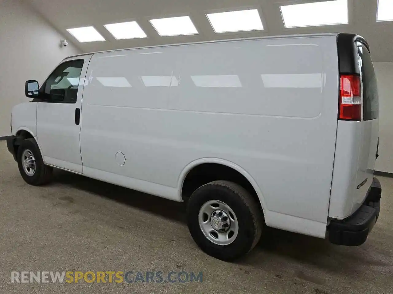 2 fotografías del automóvil dañado 1GCWGAFP3N1216992 CHEVROLET EXPRESS 2022
