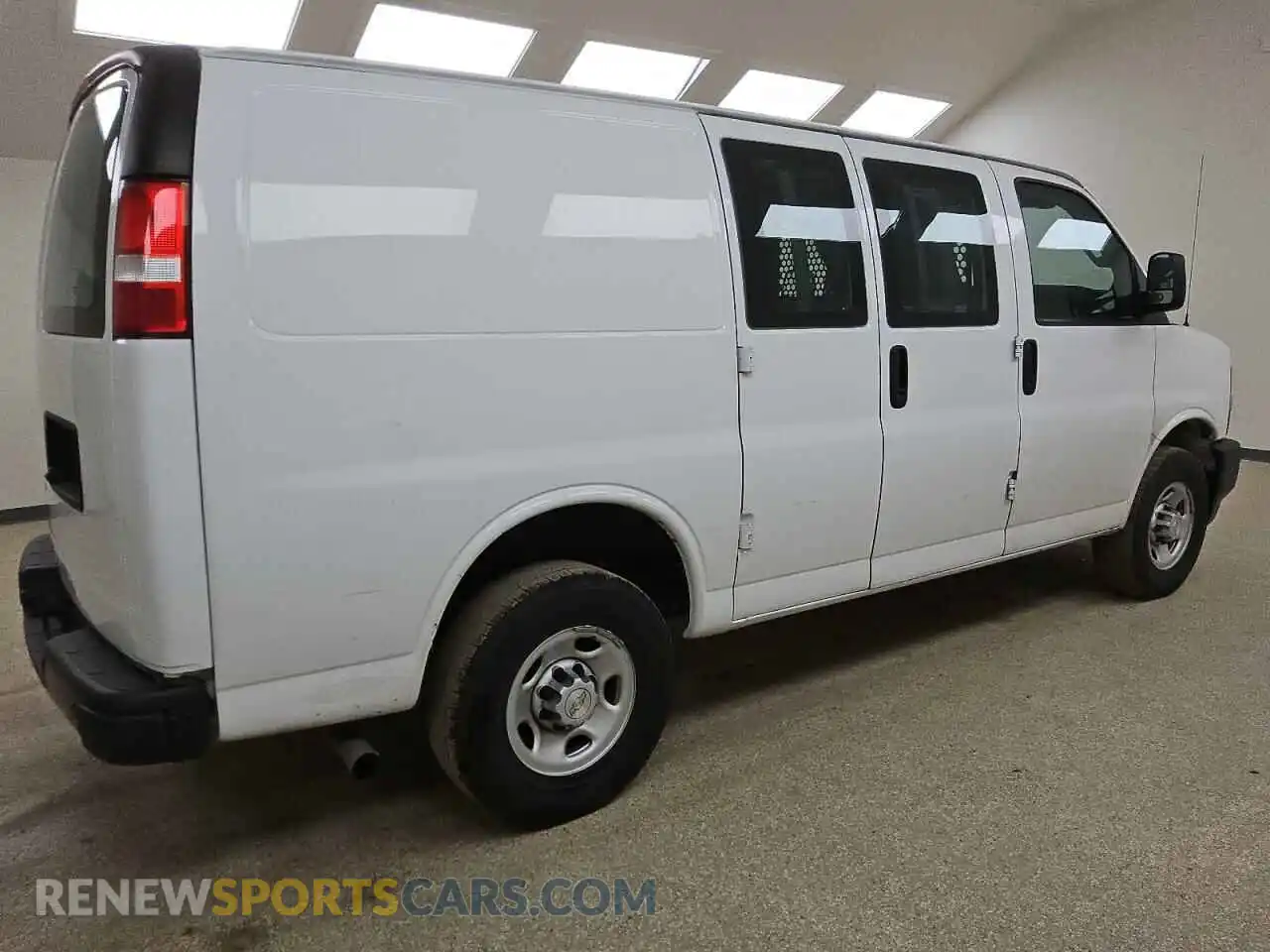 3 fotografías del automóvil dañado 1GCWGAFP3N1216992 CHEVROLET EXPRESS 2022