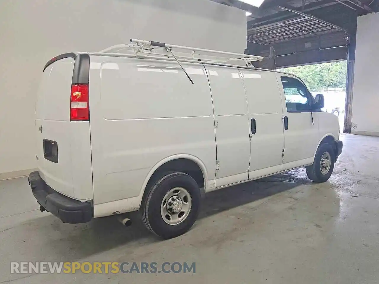 3 Фотография поврежденного автомобиля 1GCWGAFP8N1212310 CHEVROLET EXPRESS 2022