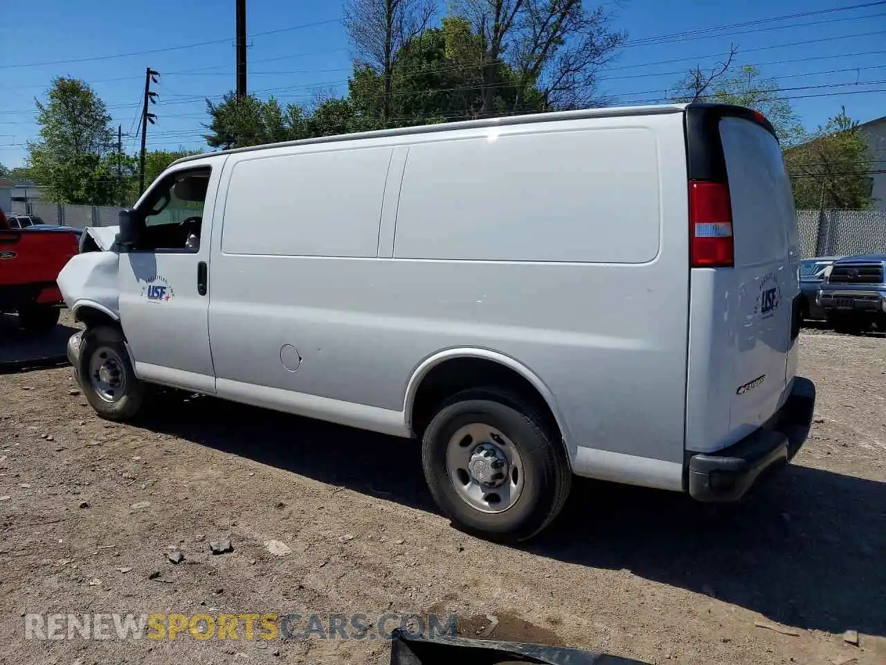 2 fotografías del automóvil dañado 1GCWGAFP1P1103464 CHEVROLET EXPRESS 2023