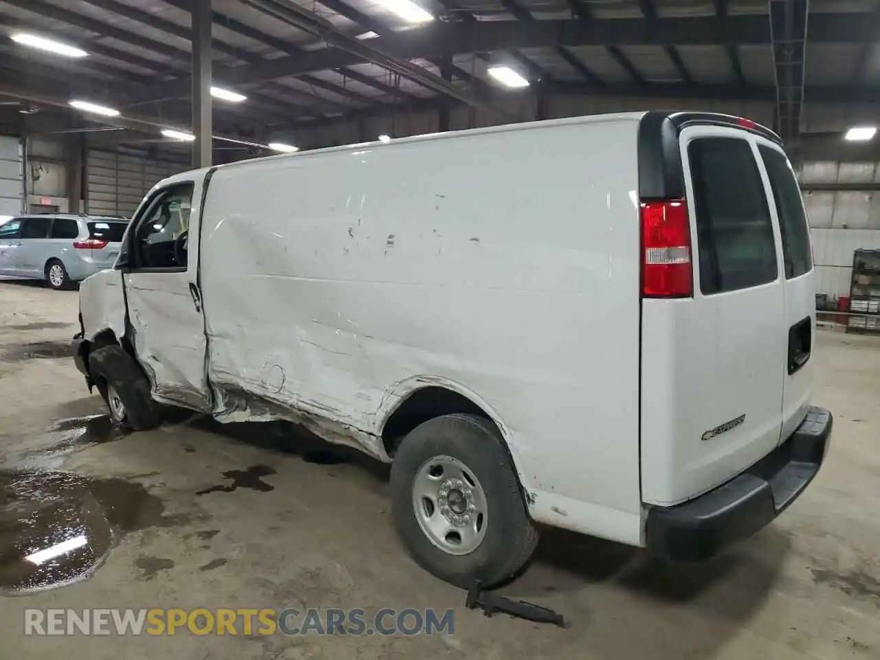 2 fotografías del automóvil dañado 1GCWGAFP1P1109667 CHEVROLET EXPRESS 2023