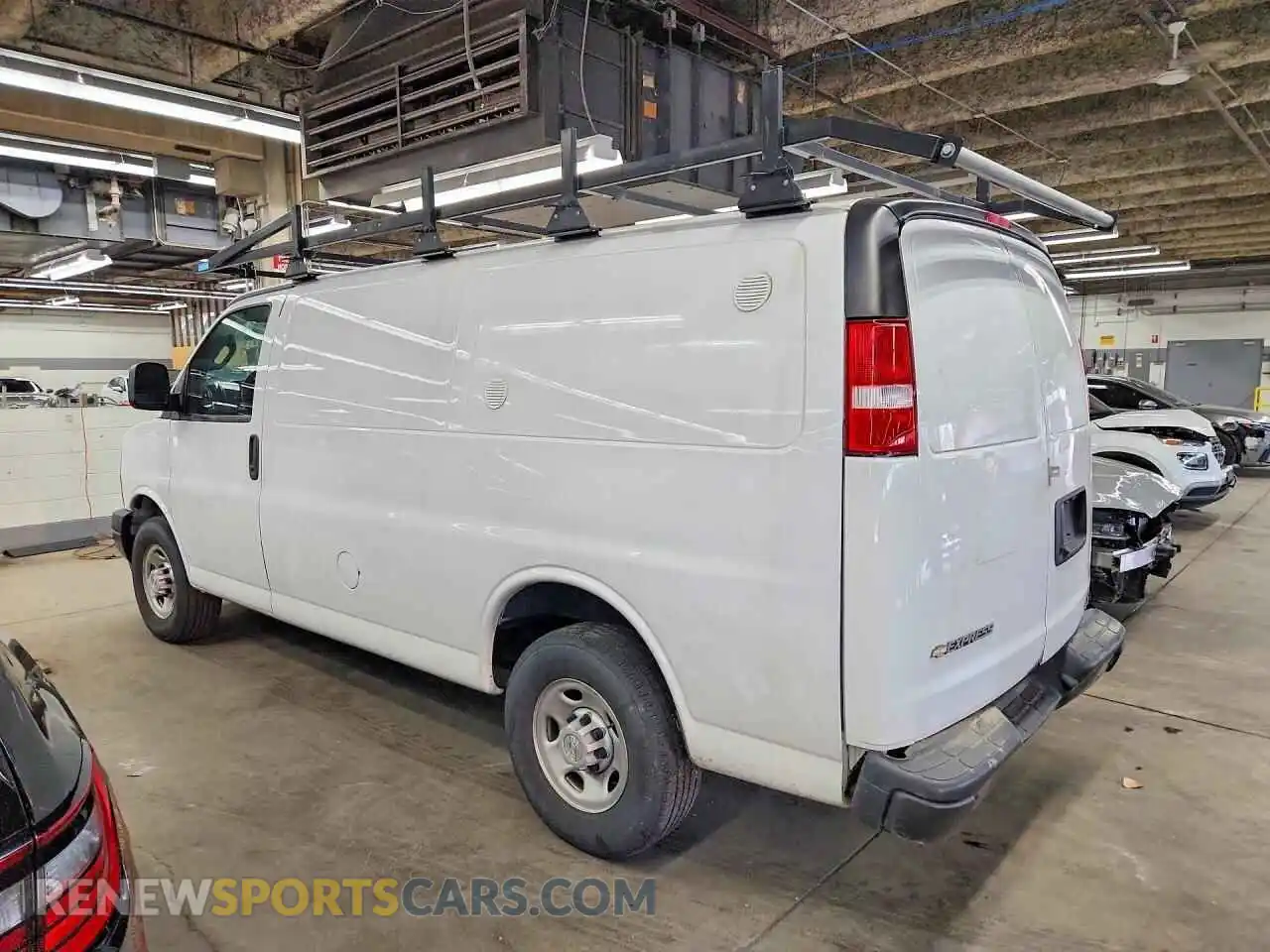 2 Фотография поврежденного автомобиля 1GCWGAFP1P1242638 CHEVROLET EXPRESS 2023
