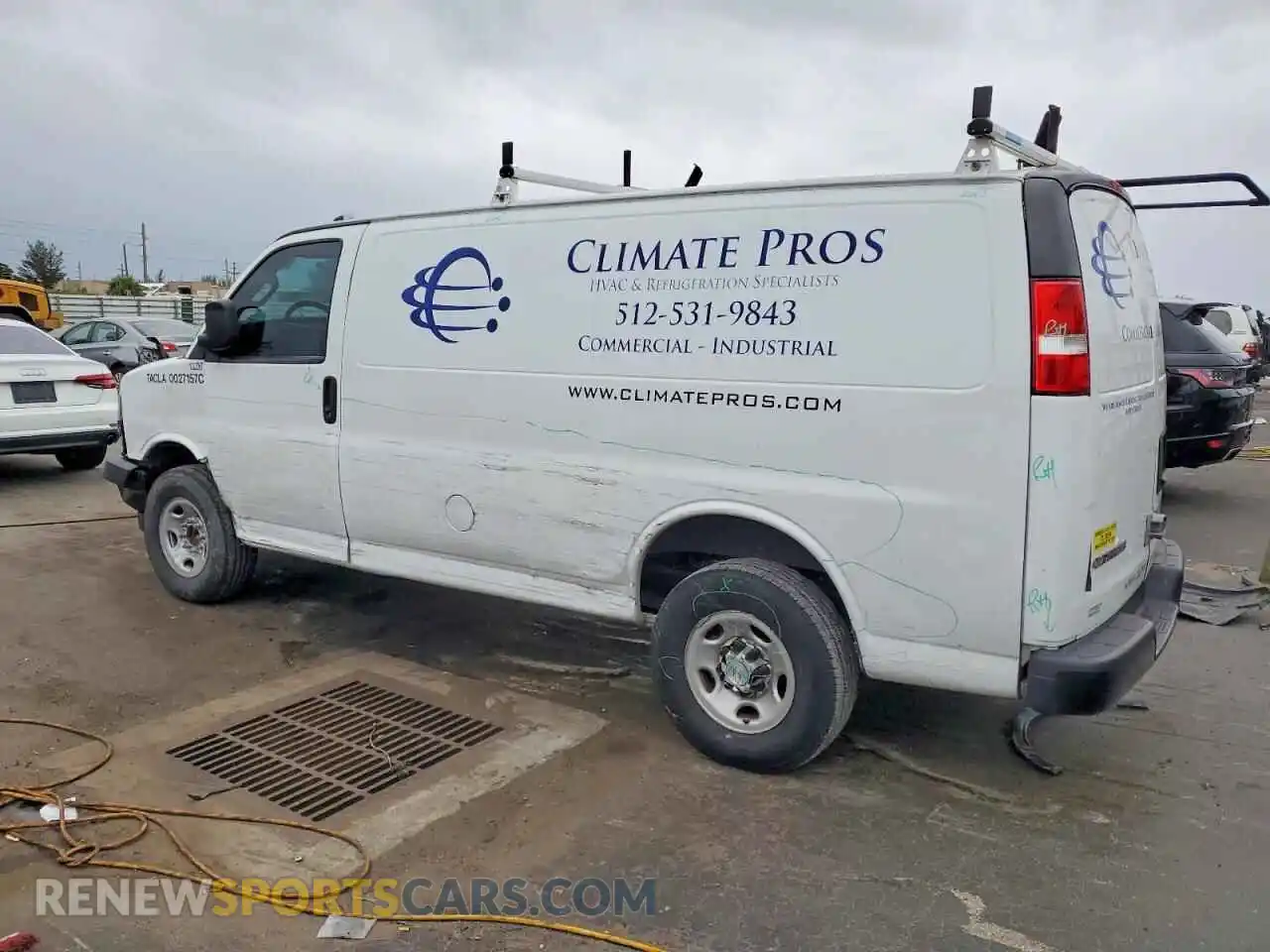 2 fotografías del automóvil dañado 1GCWGAFP5P1222067 CHEVROLET EXPRESS 2023