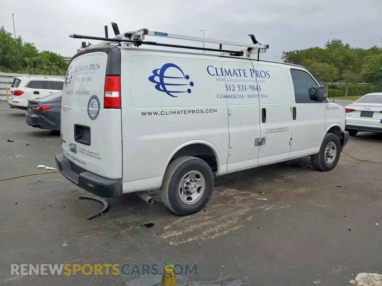3 fotografías del automóvil dañado 1GCWGAFP5P1222067 CHEVROLET EXPRESS 2023