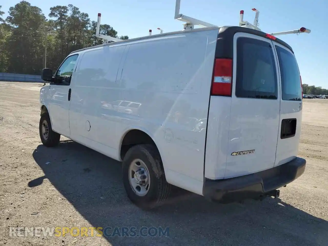 2 fotografías del automóvil dañado 1GCWGAFP6P1213183 CHEVROLET EXPRESS 2023
