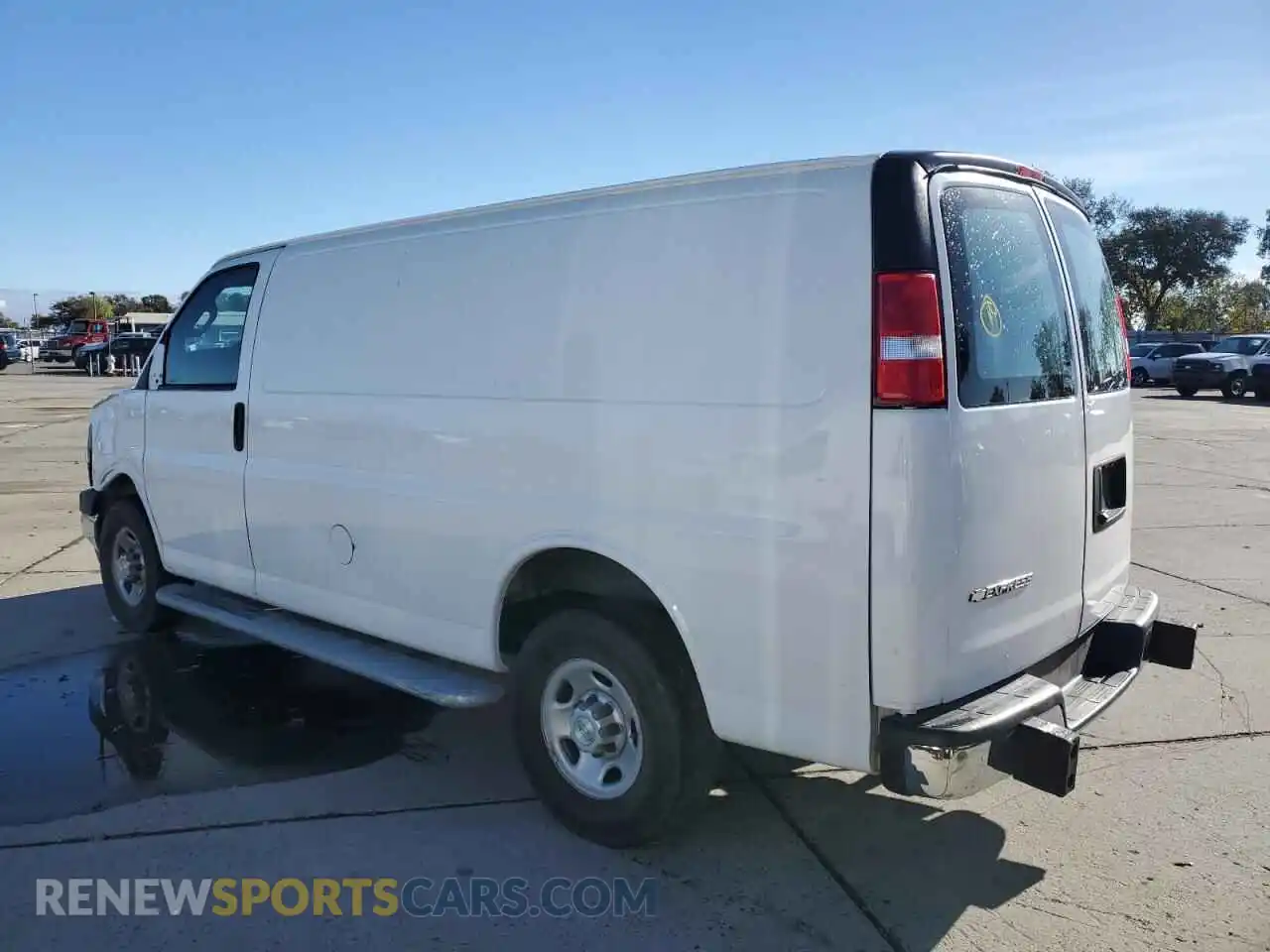 2 fotografías del automóvil dañado 1GCWGAFP8P1127759 CHEVROLET EXPRESS 2023