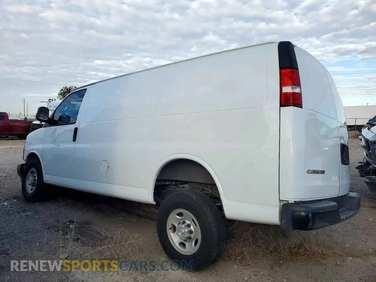 2 fotografías del automóvil dañado 1GCWGAFP6R1106251 CHEVROLET EXPRESS 2024
