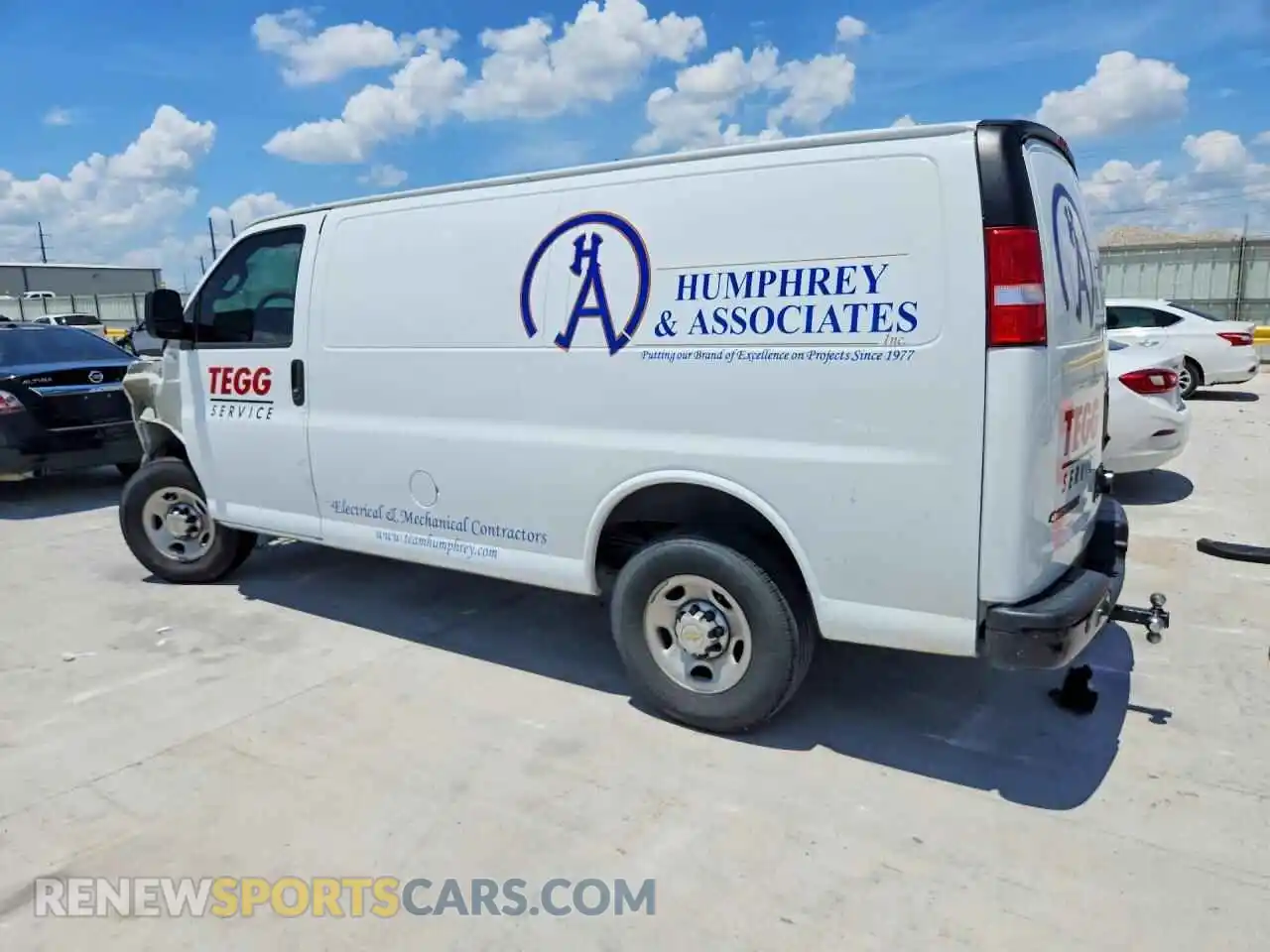2 fotografías del automóvil dañado 1GCWGAFP8R1290060 CHEVROLET EXPRESS 2024