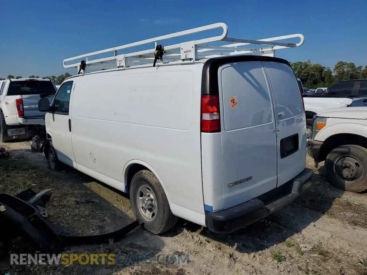 2 fotografías del automóvil dañado 1GCWGAFP9R1139017 CHEVROLET EXPRESS 2024