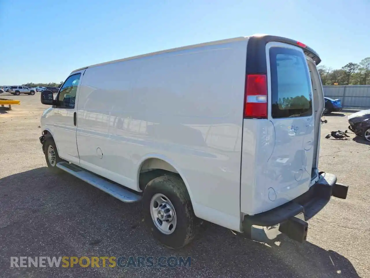 2 fotografías del automóvil dañado 1GCWGAFP3S1252919 CHEVROLET EXPRESS 2025
