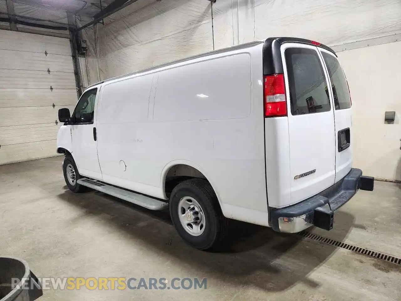 2 fotografías del automóvil dañado 1GCWGAFP3S1258476 CHEVROLET EXPRESS 2025