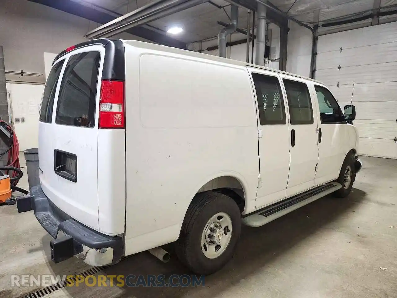 3 fotografías del automóvil dañado 1GCWGAFP3S1258476 CHEVROLET EXPRESS 2025