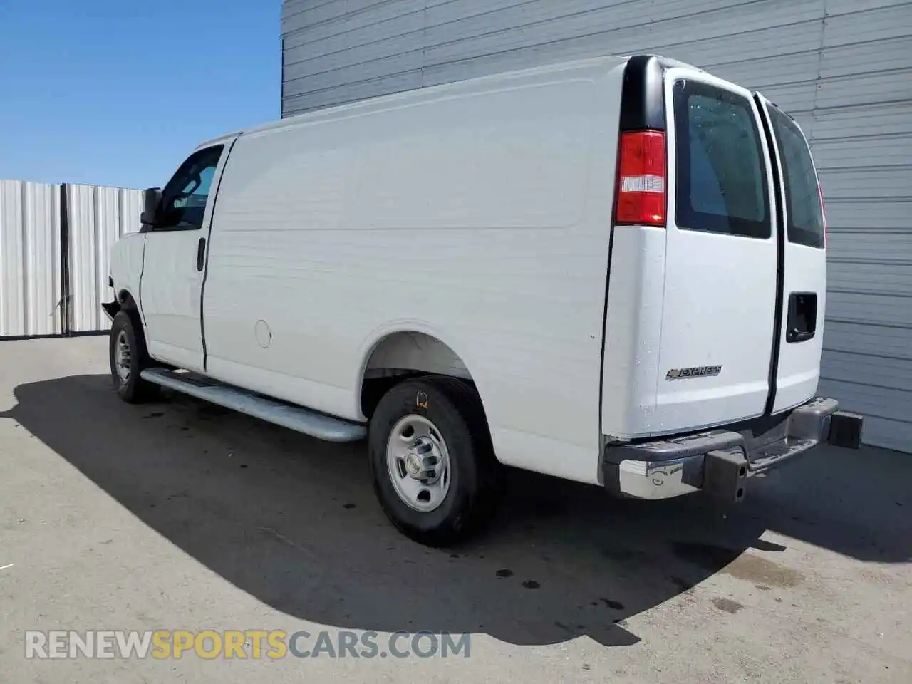 2 Фотография поврежденного автомобиля 1GCWGAFP4S1175820 CHEVROLET EXPRESS 2025