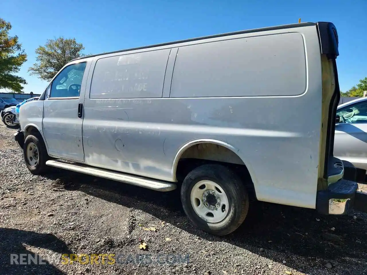 2 fotografías del automóvil dañado 1GCWGAFP4S1196067 CHEVROLET EXPRESS 2025