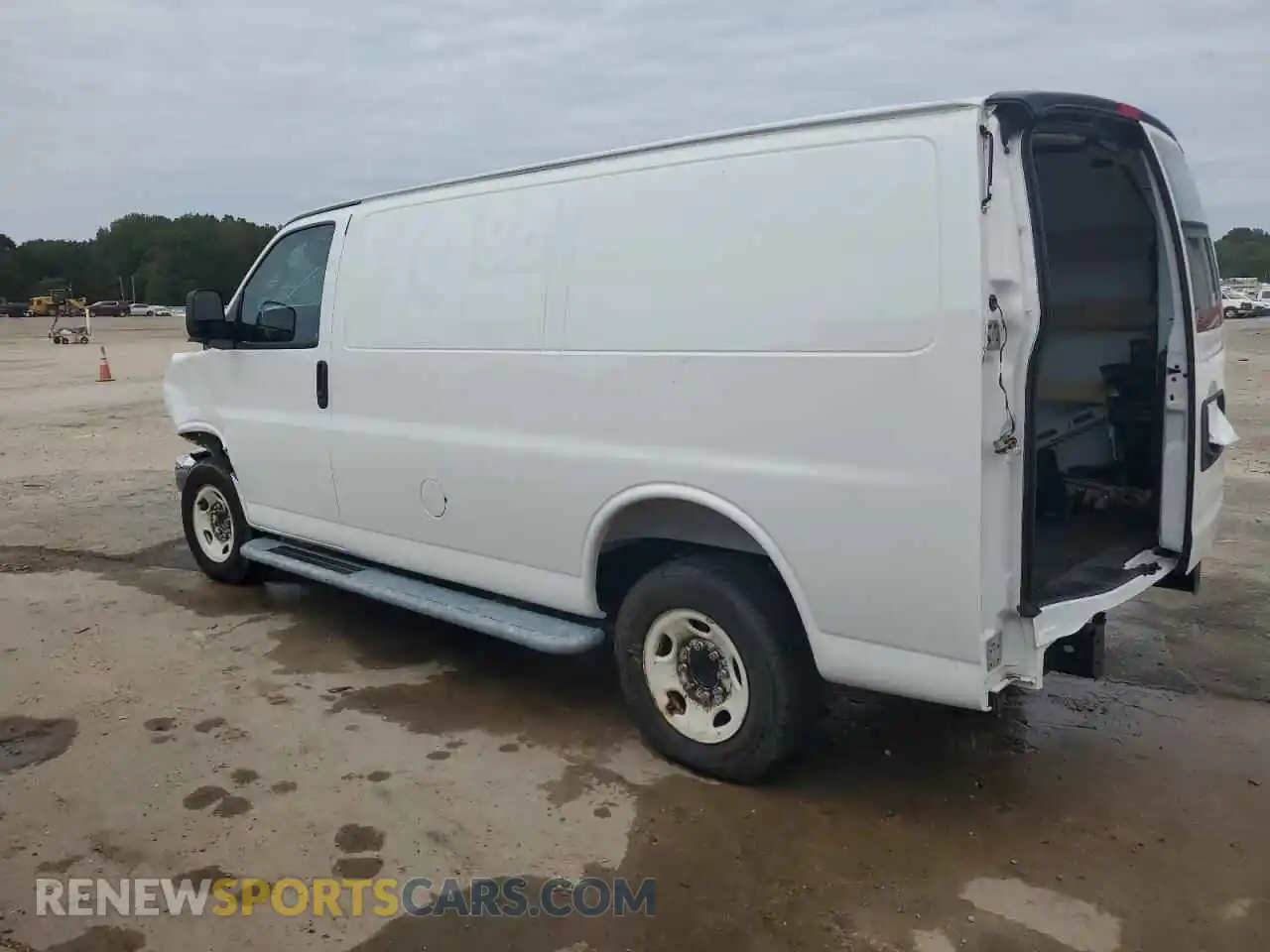2 fotografías del automóvil dañado 1GCWGAFP8S1159197 CHEVROLET EXPRESS 2025