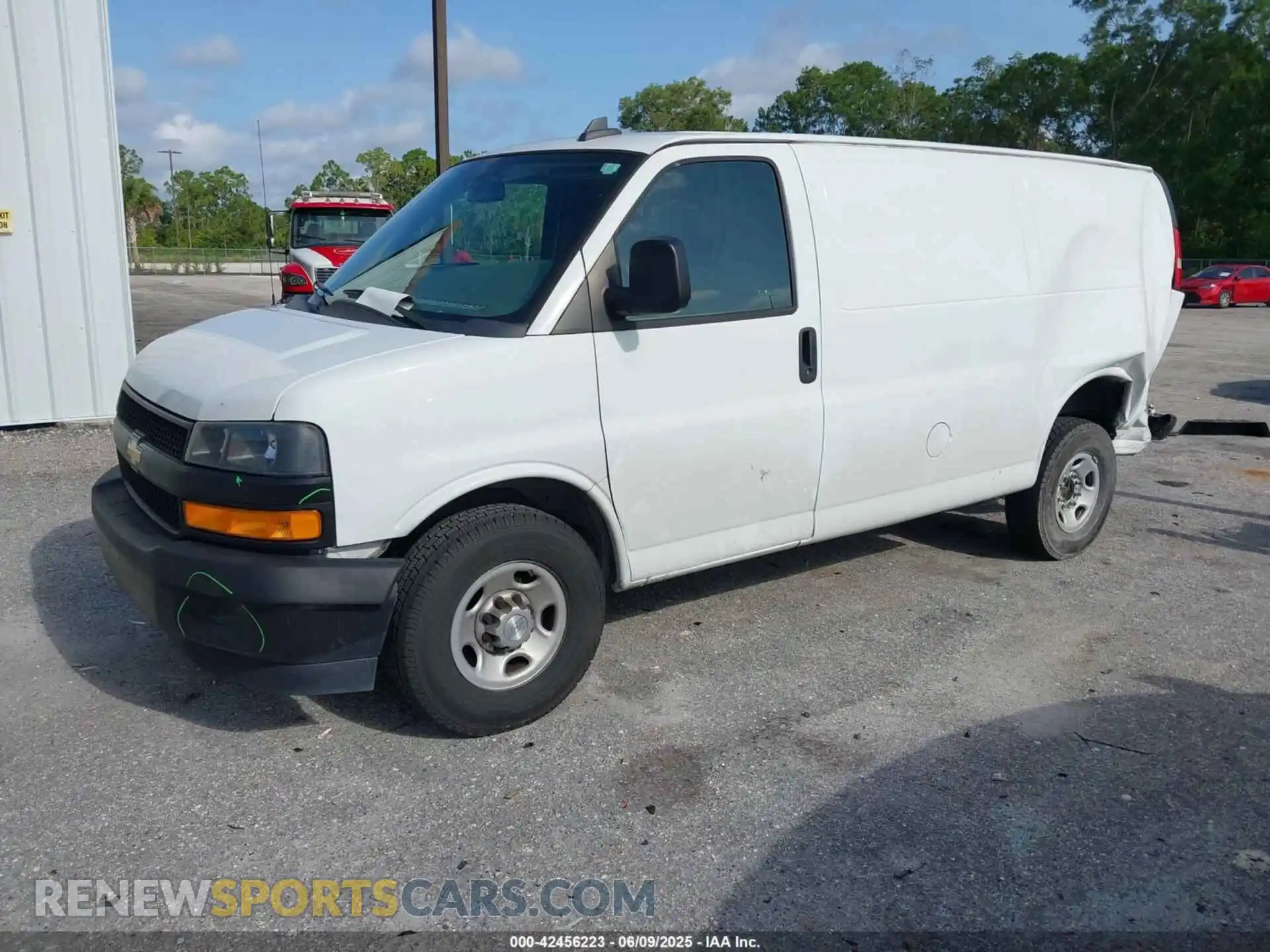 2 fotografías del automóvil dañado 1GCWGAFP9K1275590 CHEVROLET EXPRESS 2500 2019