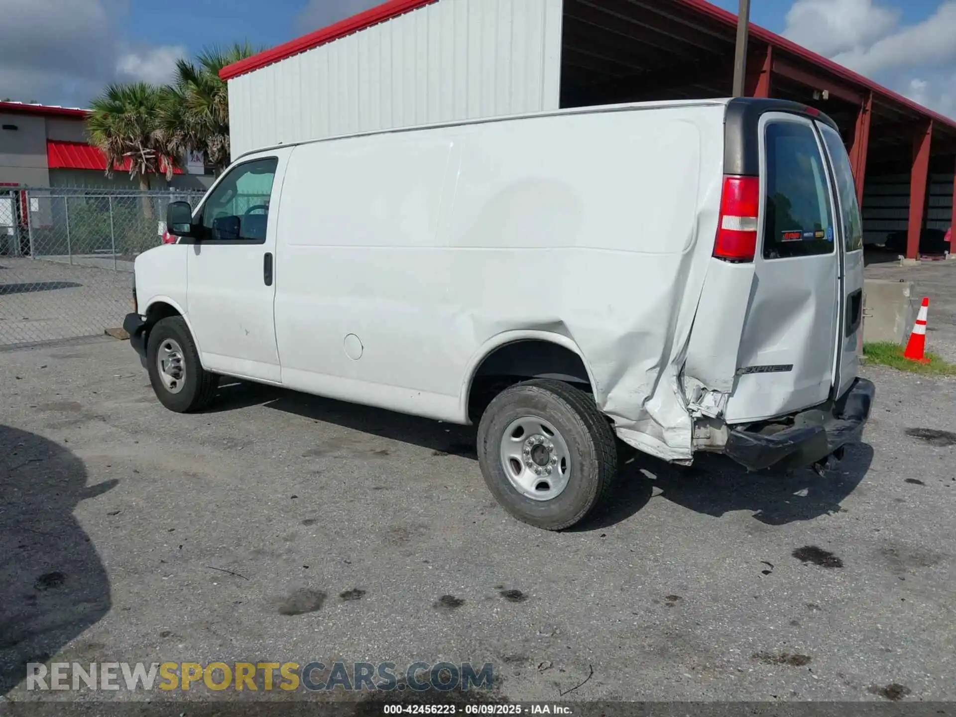 3 fotografías del automóvil dañado 1GCWGAFP9K1275590 CHEVROLET EXPRESS 2500 2019
